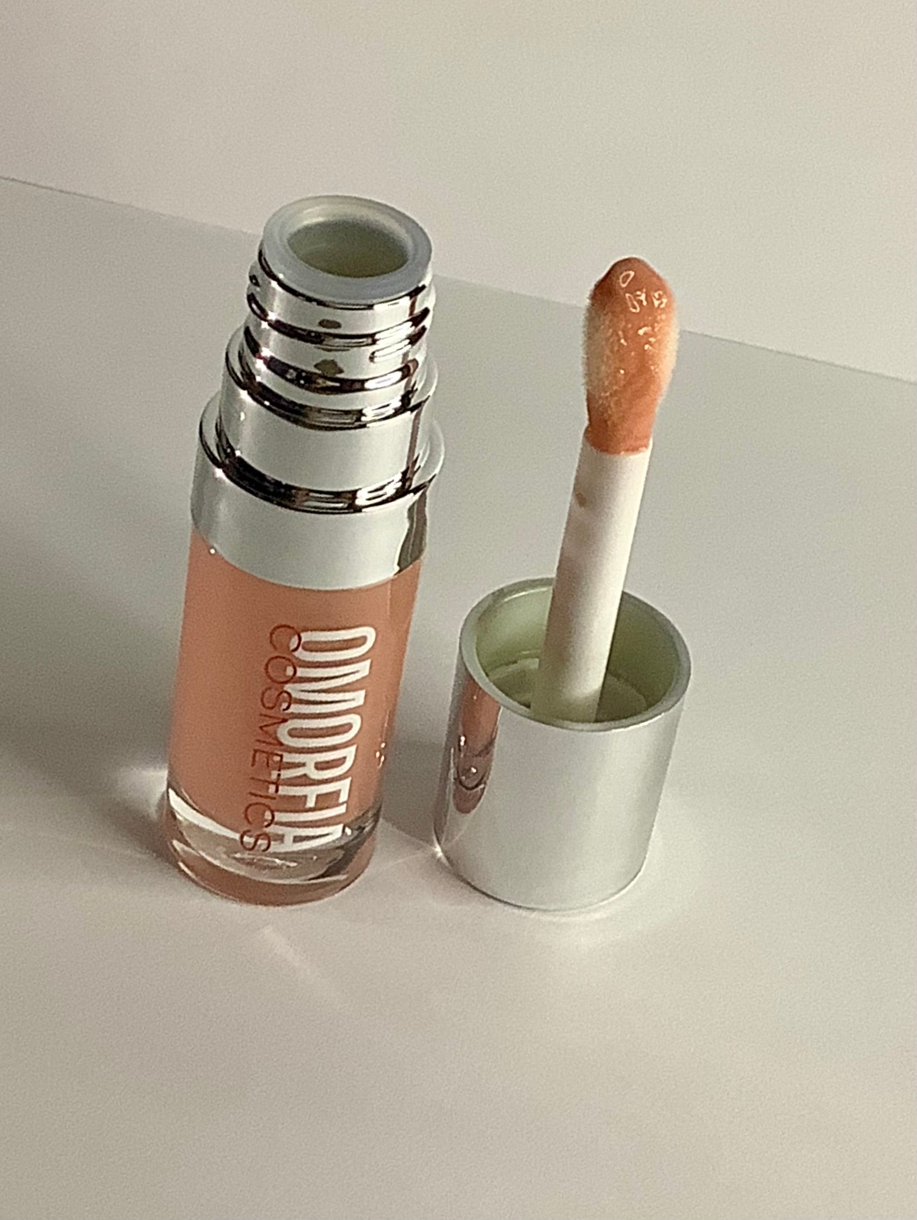 Lip plumping oils